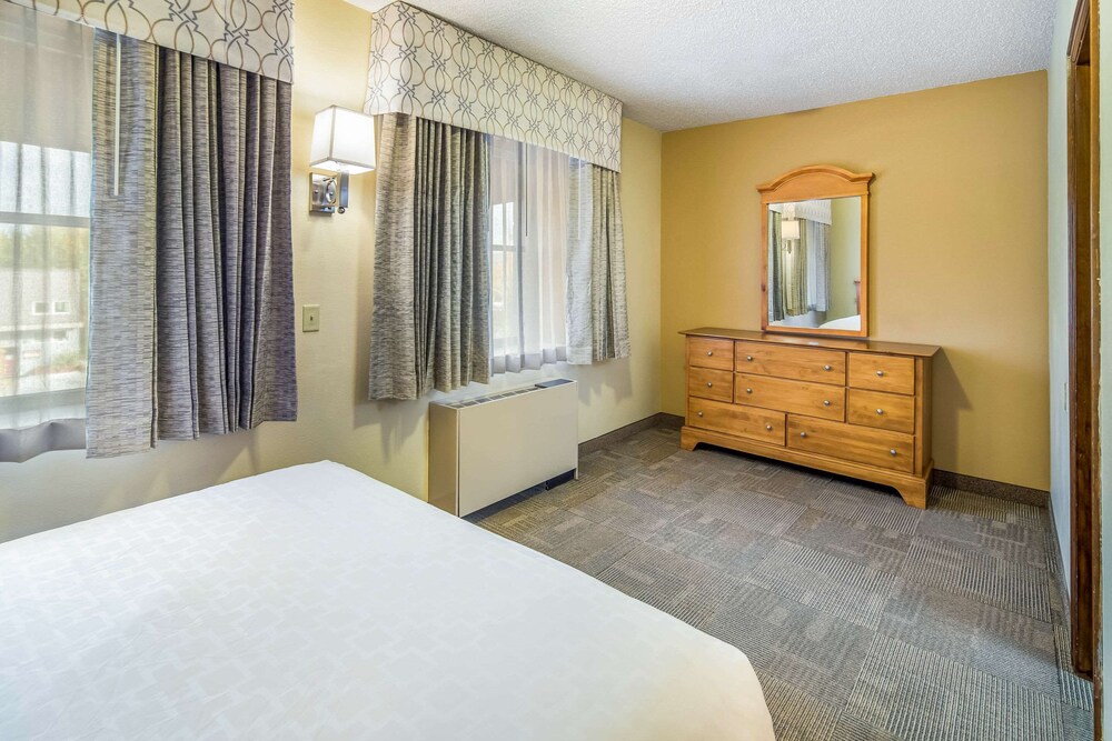 Room, Clarion Hotel & Suites Fairbanks near Ft. Wainwright