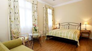 1 Schlafzimmer, Allergikerbettwaren, Zimmersafe, individuell dekoriert