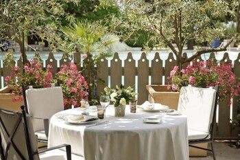 Baumaniere Les Baux De Provence St Remy De Provence 507 Room Prices Reviews Travelocity