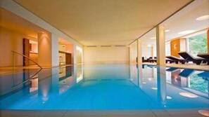 Inomhuspool och utomhuspool