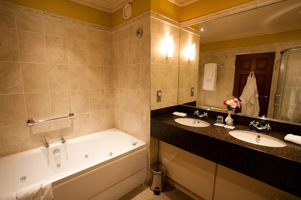 Bathroom, The Lake Hotel Killarney