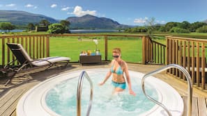 Outdoor spa bath