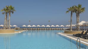Innenpool, 2 Außenpools, Sonnenschirme, Liegestühle