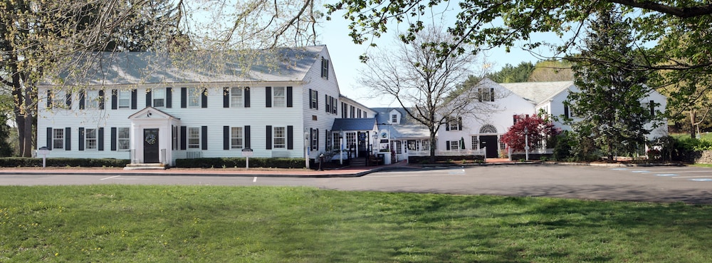 Publick House Historic Inn and Country Motor Lodge