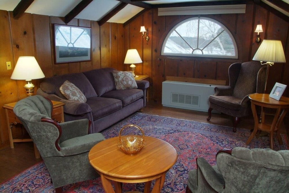 Publick House Historic Inn and Country Motor Lodge