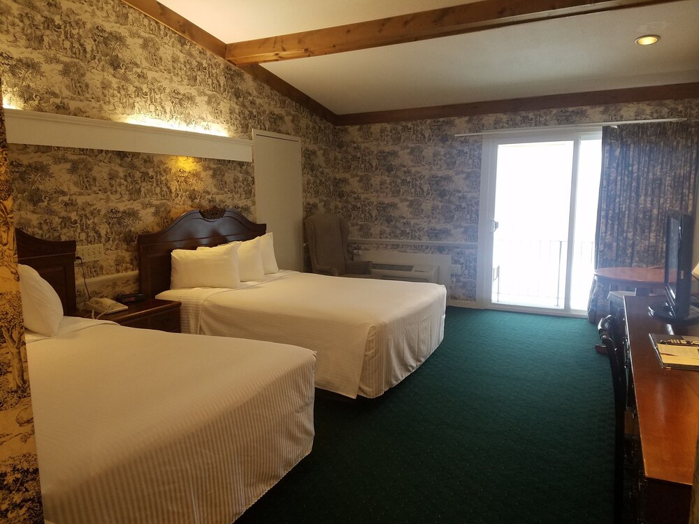 Publick House Historic Inn and Country Motor Lodge