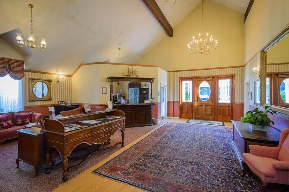 Lobby sitting area, Hill House Inn