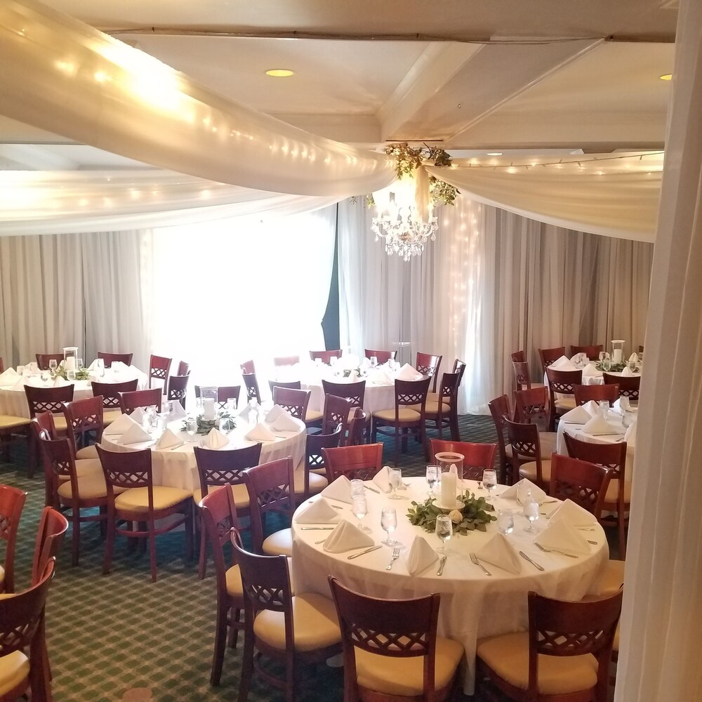 Banquet hall, Hill House Inn