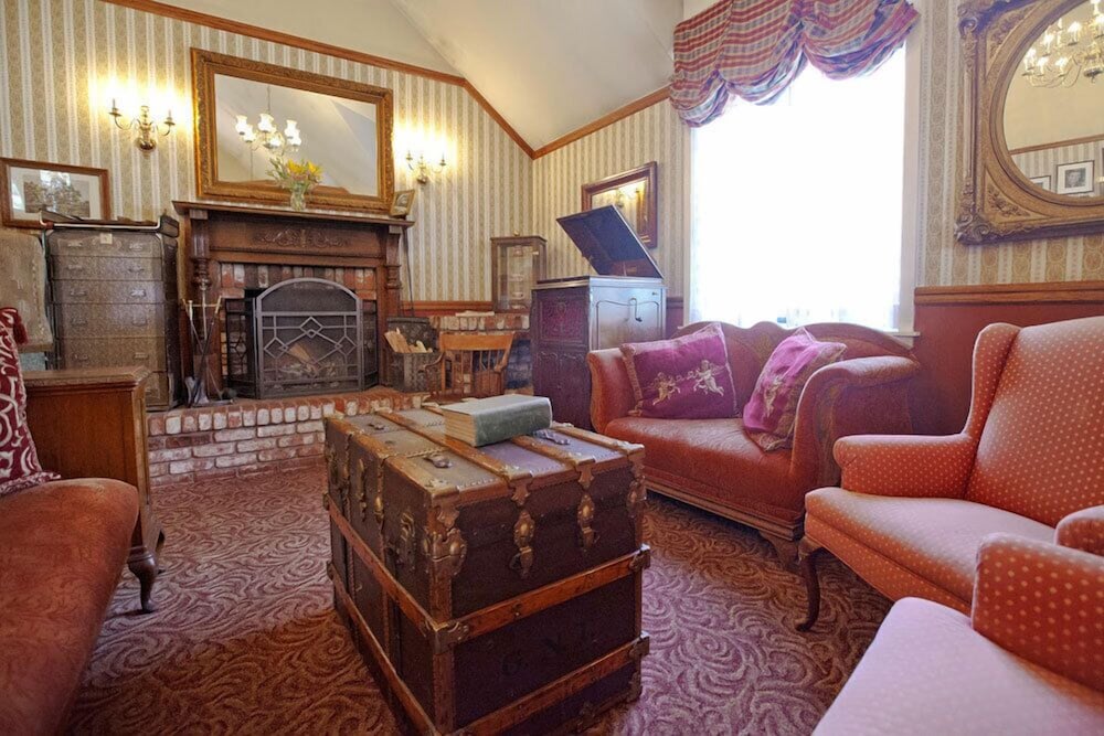 Lobby sitting area, Hill House Inn