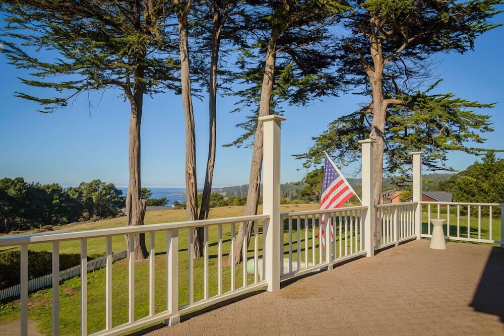 Balcony, Hill House Inn