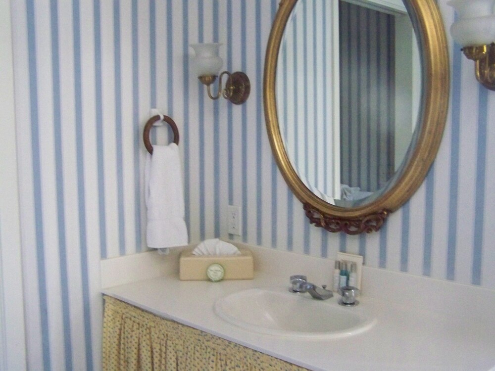 Bathroom, Hill House Inn