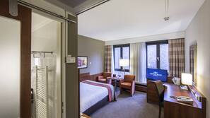 Een minibar, een kluis op de kamer, een bureau, een laptopwerkplek
