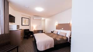 Minibar, desk, iron/ironing board, WiFi