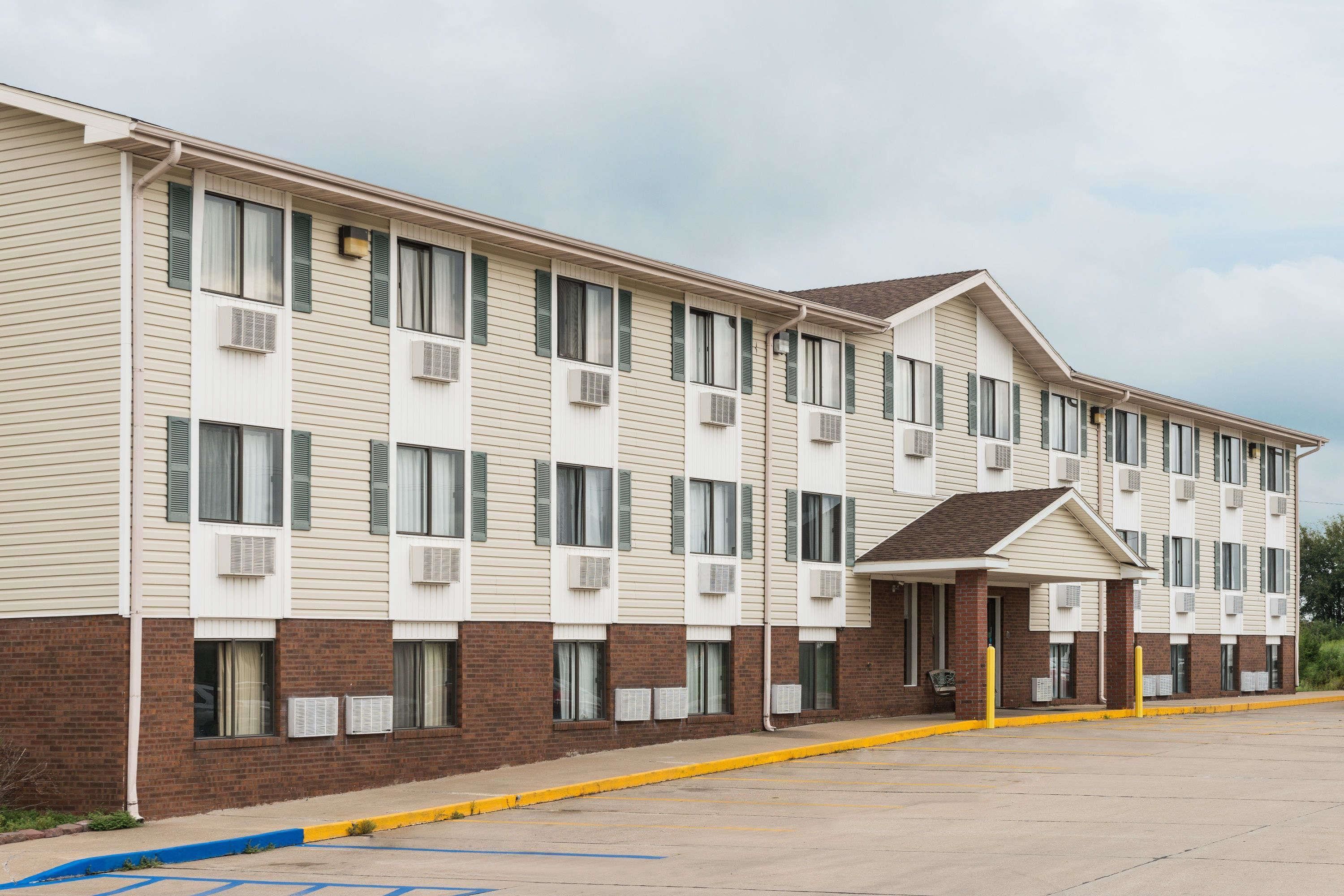 Super 8 by Wyndham Kingdom City in Kingdom City, United States