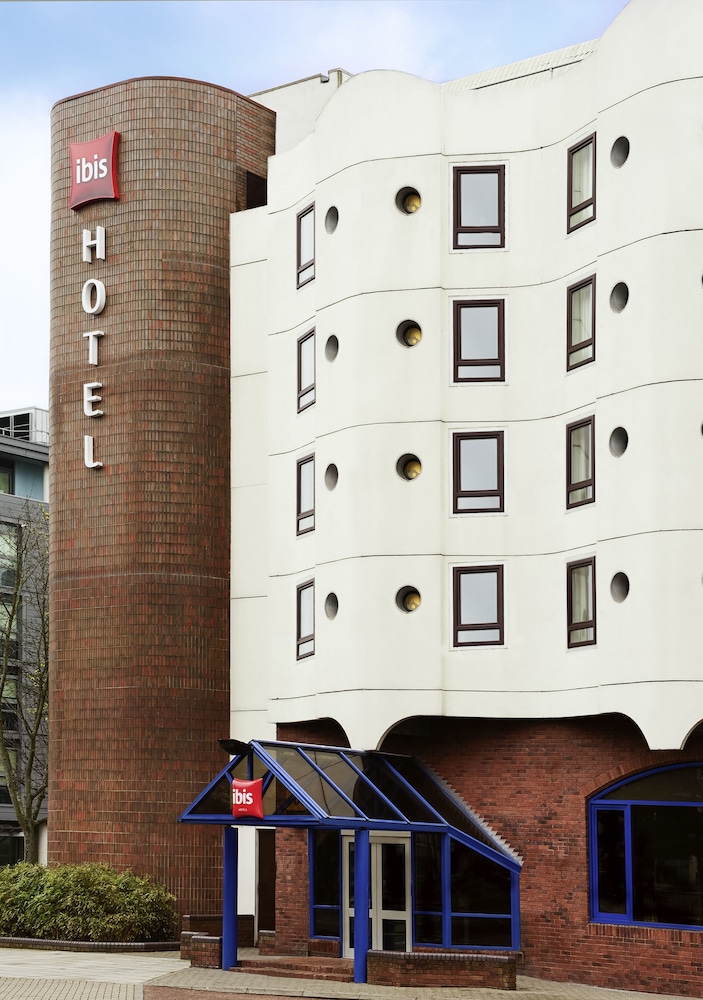 Property entrance, ibis Portsmouth Centre