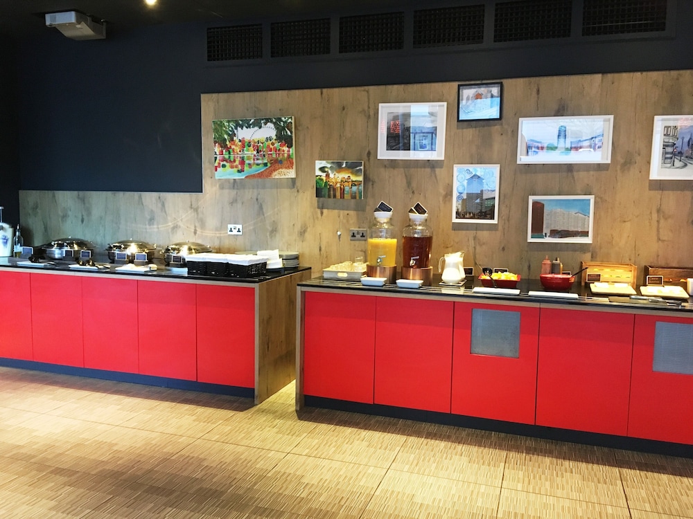 Breakfast buffet, ibis Portsmouth Centre