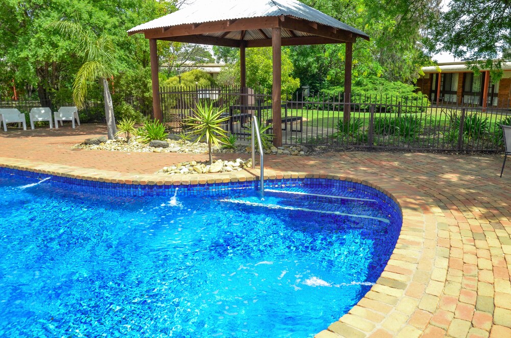 Outdoor pool, River Country Inn