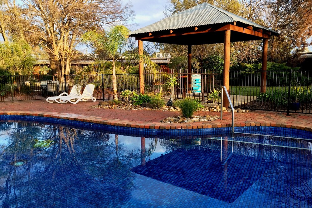 Outdoor pool, River Country Inn