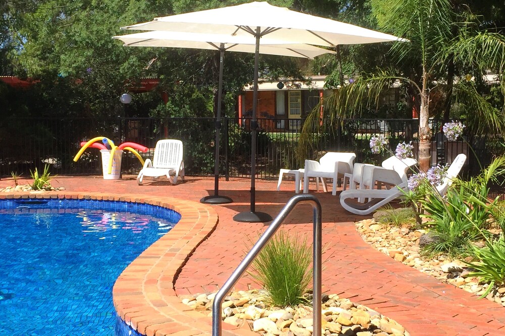 Outdoor pool, River Country Inn