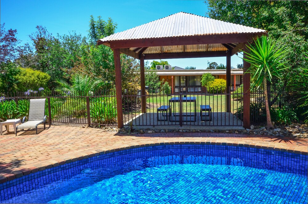 Outdoor pool, River Country Inn