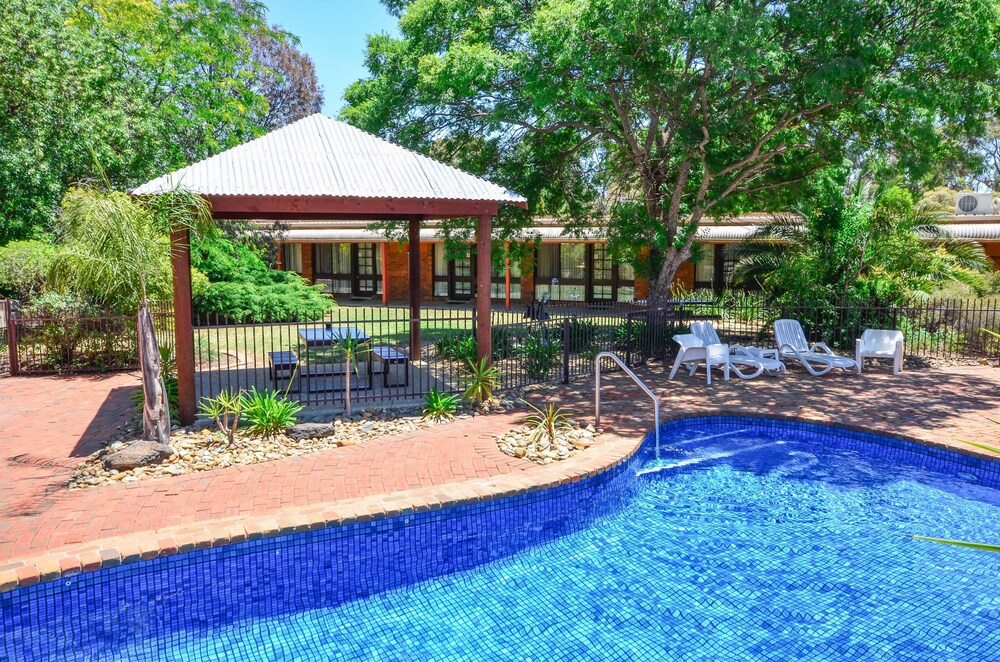 Outdoor pool, River Country Inn