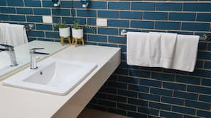 Shower, free toiletries
