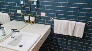 Shower, free toiletries