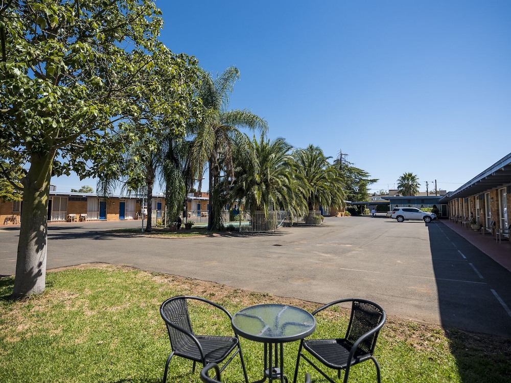 Plainsman Motel