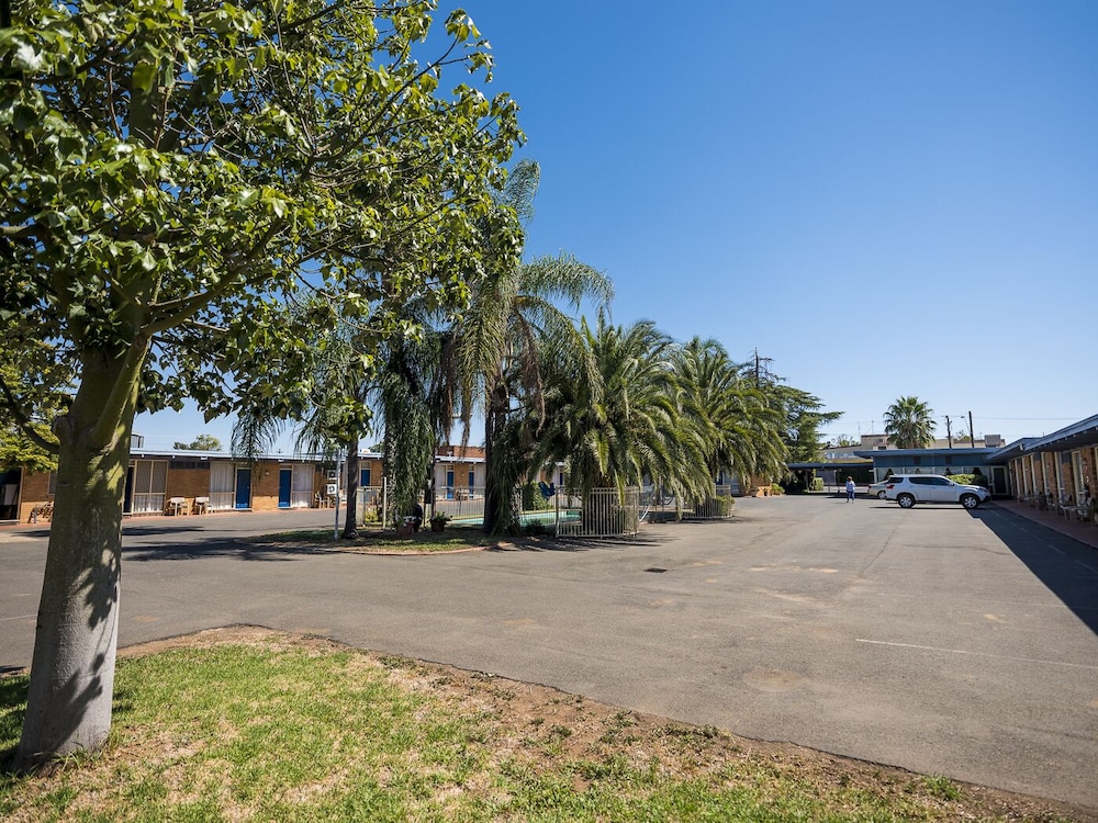 Plainsman Motel