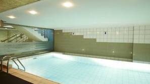 Una piscina cubierta