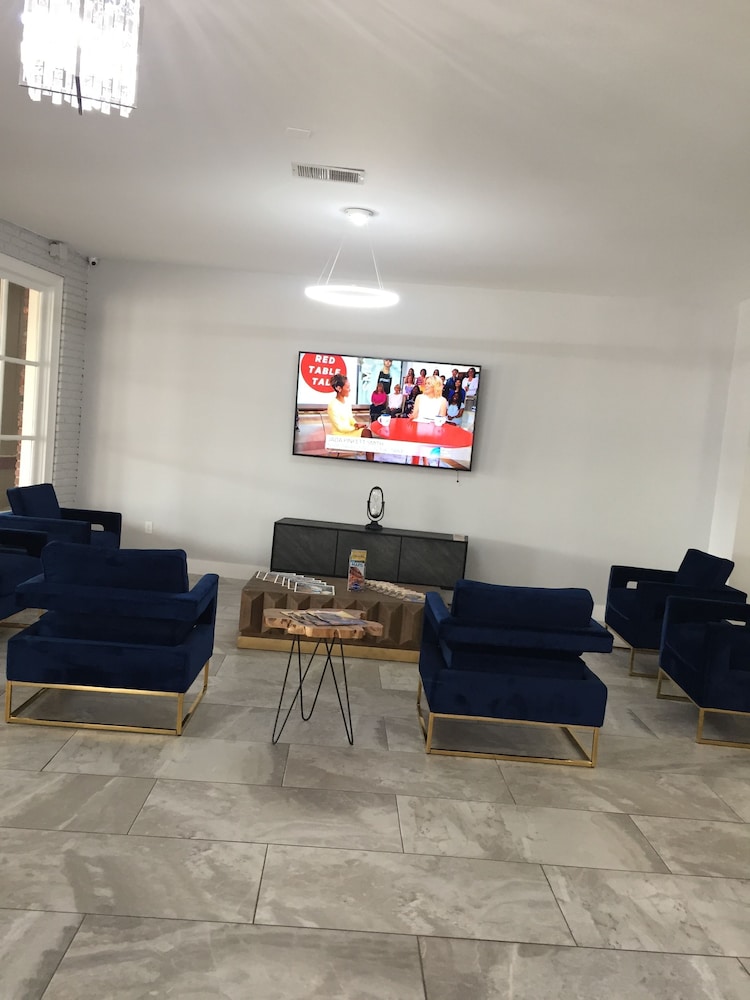 Lobby sitting area, Midtown Hotel - Downtown New Orleans