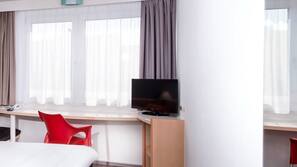 Schreibtisch, Verdunkelungsvorhänge, schallisolierte Zimmer