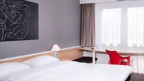 Schreibtisch, Verdunkelungsvorhänge, schallisolierte Zimmer