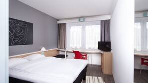 Schreibtisch, Verdunkelungsvorhänge, schallisolierte Zimmer