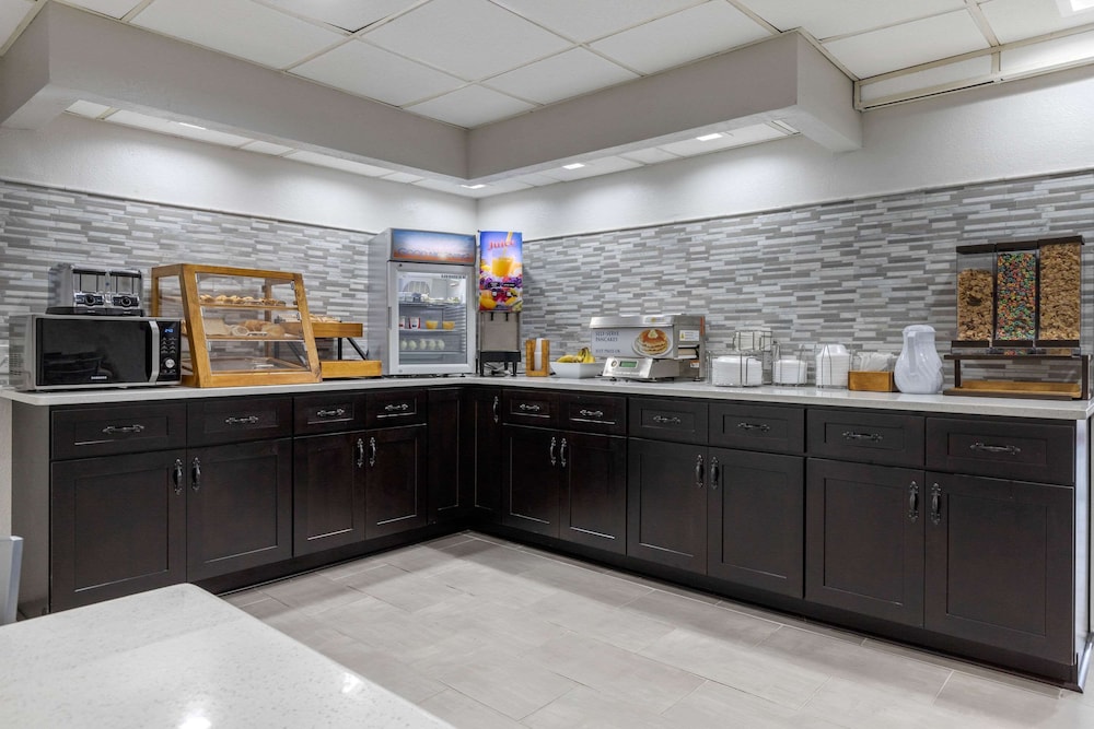 Breakfast area, Econo Lodge at the University