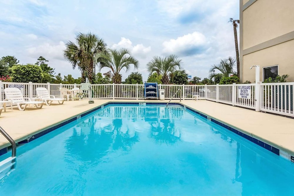 Outdoor pool, Econo Lodge at the University