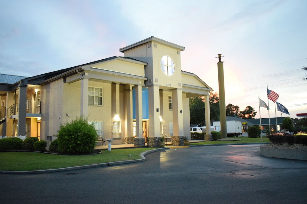 Property grounds, Econo Lodge at the University