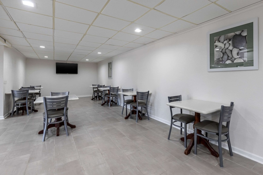 Breakfast area, Econo Lodge at the University