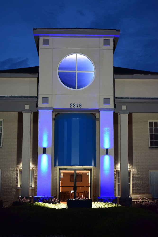 Front of property - evening/night, Econo Lodge at the University