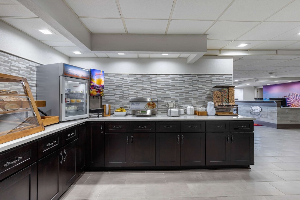 Breakfast area, Econo Lodge at the University