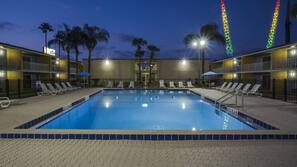 3 piscinas al aire libre, sombrillas