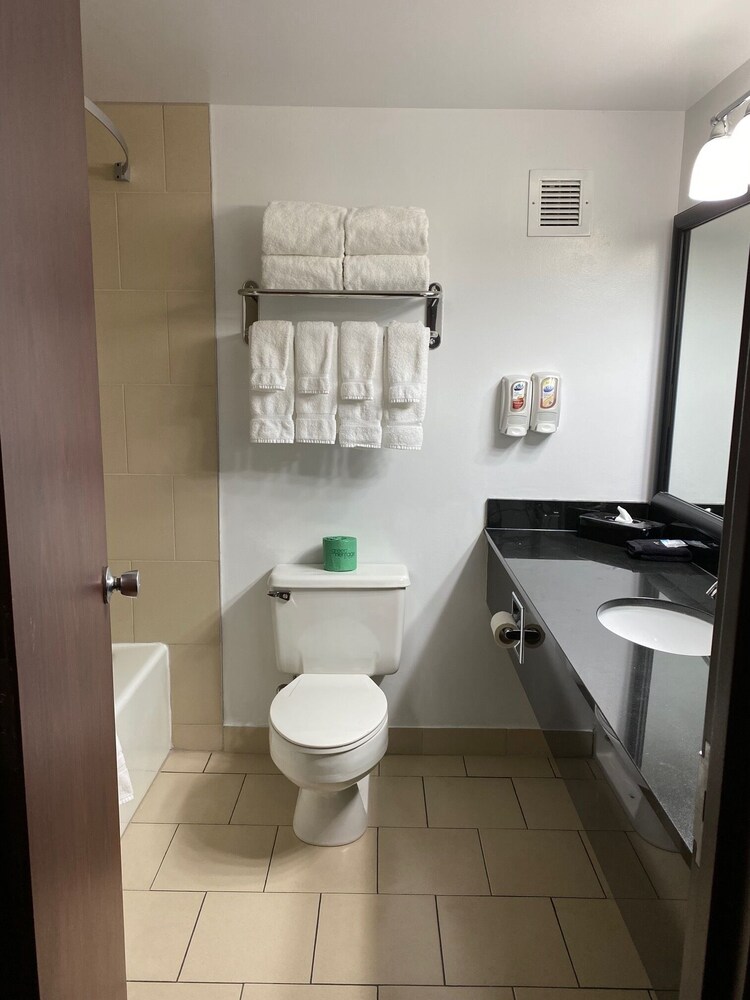 Bathroom, The Atrium Hotel on Third