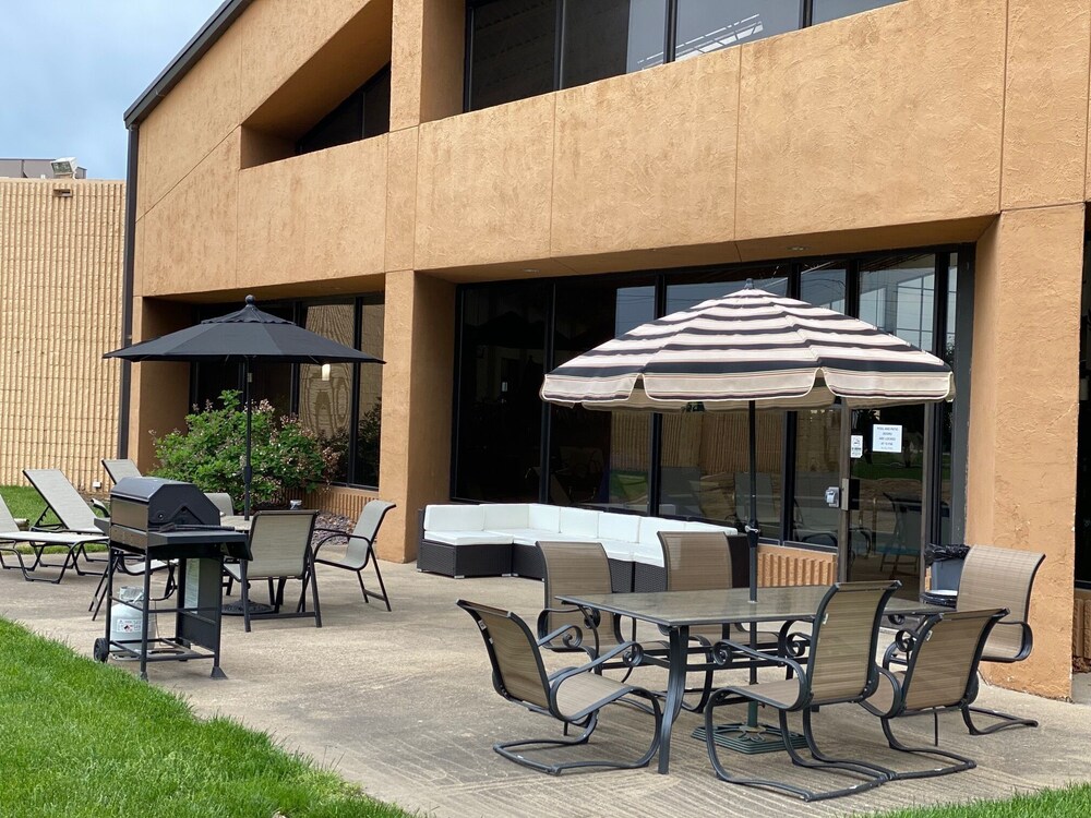 BBQ/picnic area, The Atrium Hotel on Third