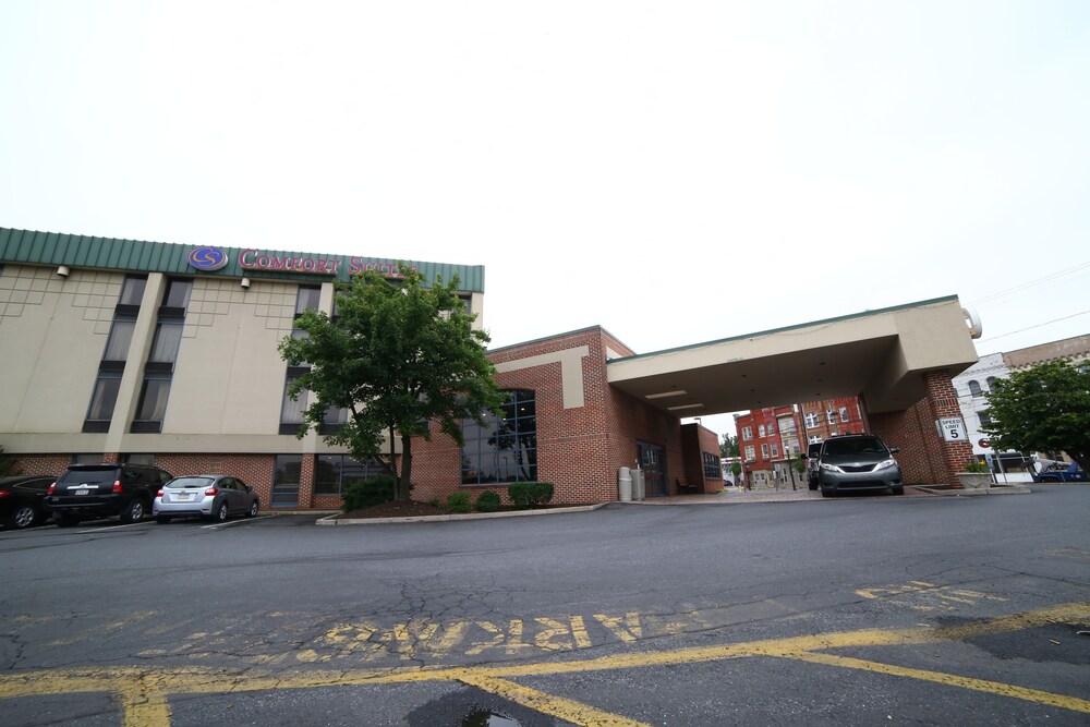 Comfort Suites Bethlehem Near Lehigh University and LVI Airport in