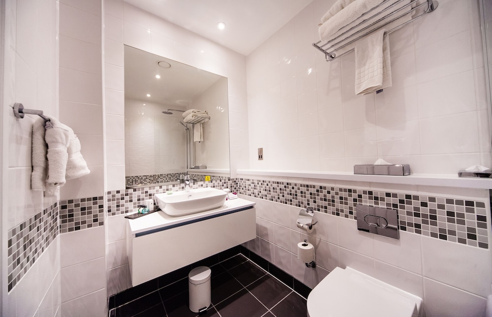 Bathroom, Crowne Plaza Leeds, an IHG Hotel