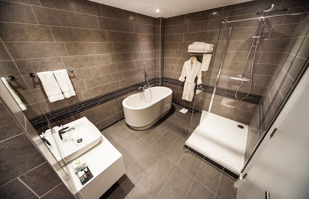 Bathroom, Crowne Plaza Leeds, an IHG Hotel