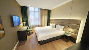 Roupas de cama premium, cofres nos quartos, escrivaninha