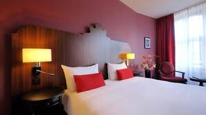 Roupas de cama premium, cofres nos quartos, escrivaninha