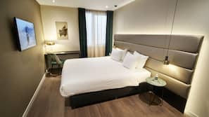 Roupas de cama premium, cofres nos quartos, escrivaninha