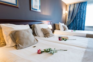 Comfort Room, 3 Twin Beds, Non Smoking, Bathtub (Twin bed on request) | In-room safe, desk, laptop workspace, blackout drapes